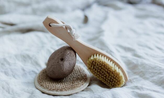 Dry brushing: l’arte di spazzolare la pelle a secco.