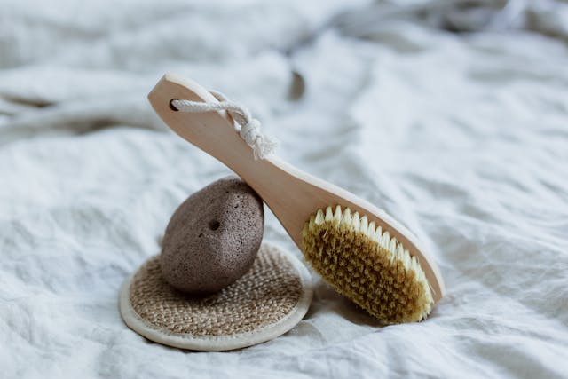 Dry brushing: l’arte di spazzolare la pelle a secco.